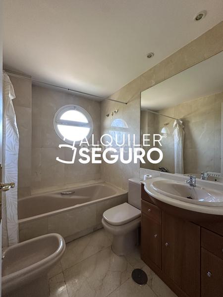 Foto 19ff3dc1-4ae5-4da9-a41e-5f5bb3c66894. Rent flat with heating parking pool in Centro Villaviciosa de Odón