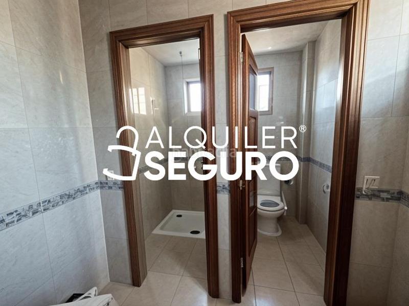 Foto 246a45bc-a993-4e7f-bfdc-9fd0ea36a61a. Alquiler local comercial local puerto de veleta en Leganés