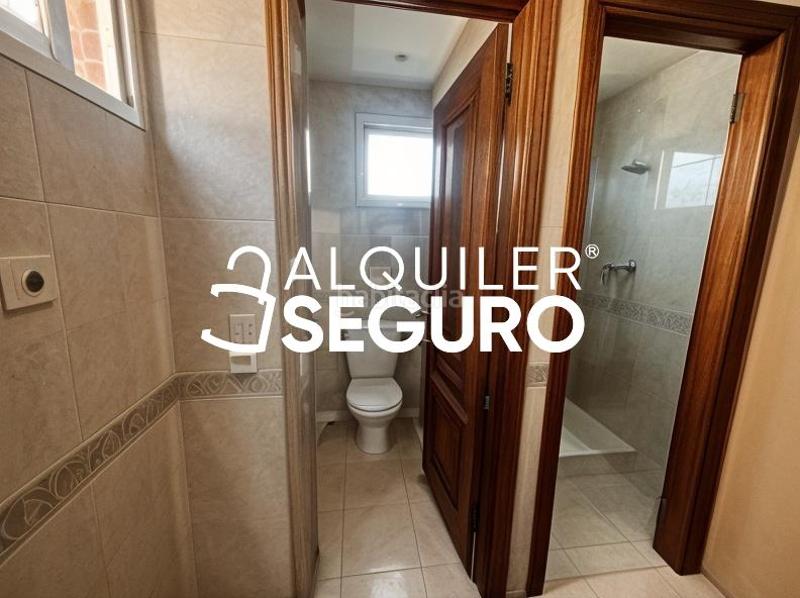 Foto 4e56f5c6-cf71-4eda-9ad4-0c2e3ee6d87a. Alquiler local comercial local puerto de veleta en Leganés