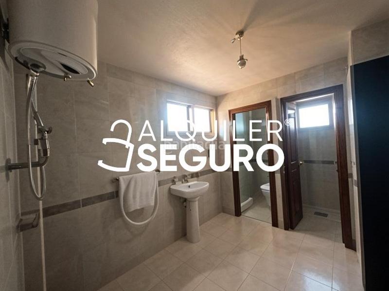 Foto 6009f17d-14a5-4127-9730-b98da10b033b. Alquiler local comercial local puerto de veleta en Leganés