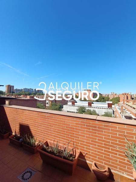 Foto e9e04857-f38c-4e40-8da8-cd303fbe36c0. Lloguer àtic amb calefacció aparcament piscina a Madrid