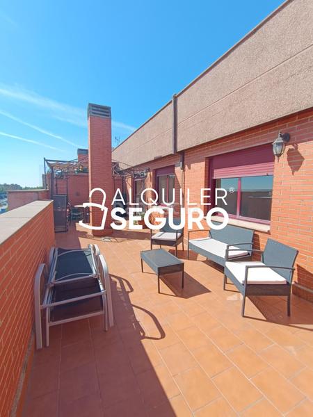 Foto 07047282-7007-4740-bba3-316f8bc1771b. Rent penthouse with heating parking pool in Orcasur-12 de Octubre Madrid