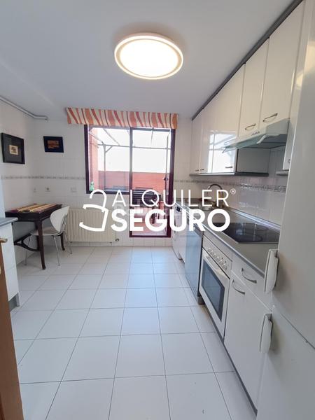 Foto 288defb9-5b0f-425b-83ca-592fb1182142. Rent penthouse with heating parking pool in Orcasur-12 de Octubre Madrid