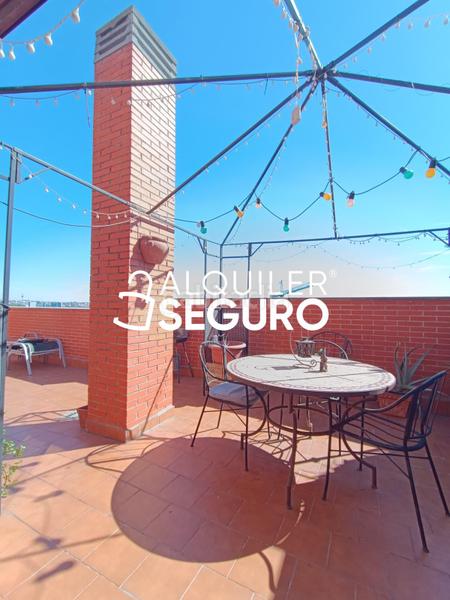 Foto 482b28aa-fdf8-46e6-88c0-e9a412d26d17. Rent penthouse with heating parking pool in Orcasur-12 de Octubre Madrid