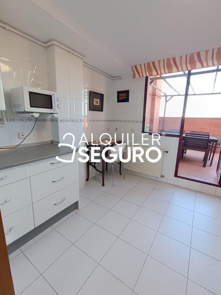 Foto 494479ea-7468-435d-8ecb-02953cc08a94. Rent penthouse with heating parking pool in Orcasur-12 de Octubre Madrid