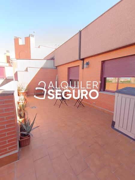 Foto 621ea9f6-43df-4dbb-926f-cf8bbe809eec. Rent penthouse with heating parking pool in Orcasur-12 de Octubre Madrid