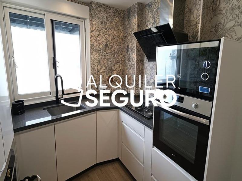 Foto 073a3f96-4b4a-4dc9-83b4-e467a48eed7a. Alquiler piso  av. el greco en San Pablo Sevilla
