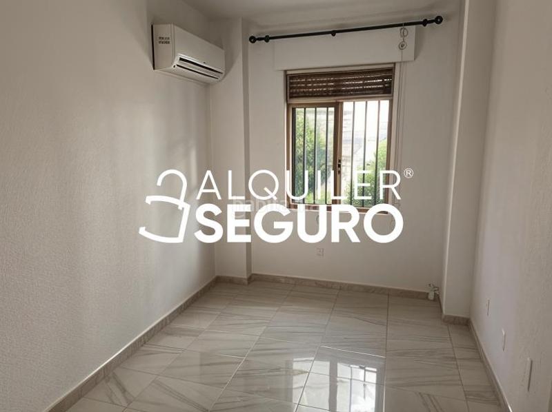 Foto 01b8438d-8420-402d-83bc-bdeb6b72ad59. Alquiler piso  c aznalcazar en La Buhaira Sevilla