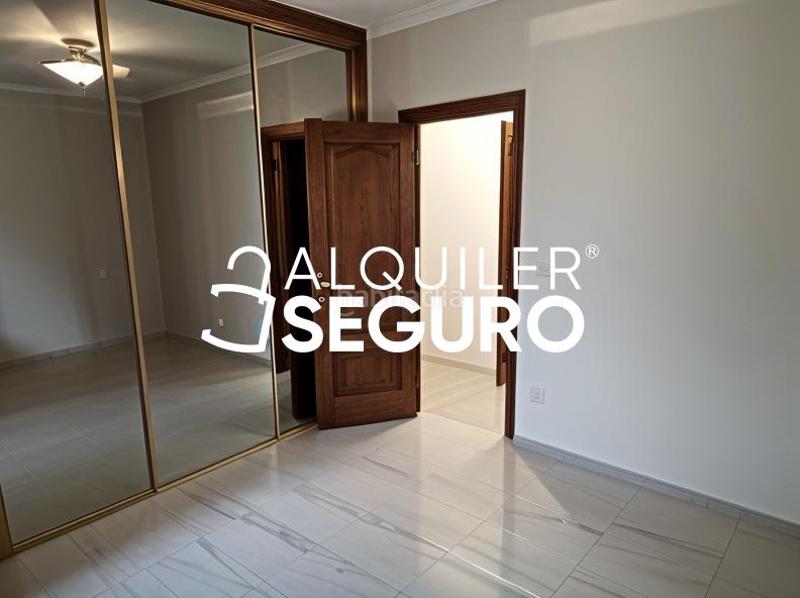 Foto edea797d-a64e-42e2-b500-f1ff04156691. Lloguer pis amb aparcament a La Buhaira Sevilla