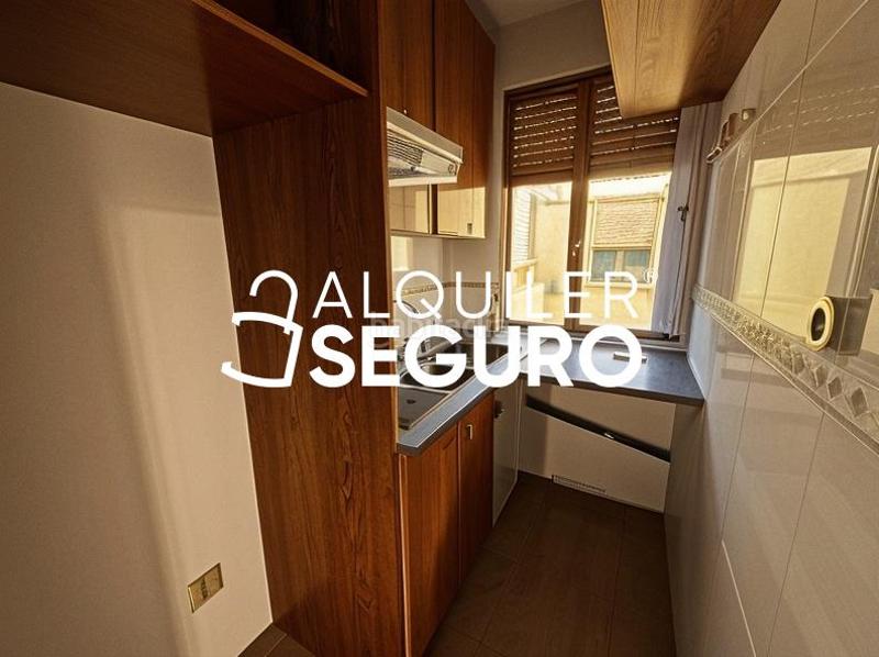 Foto 331cfb8a-69af-4f0d-a6bb-90d8d7277694. Alquiler piso  c antonio salvador en Almendrales Madrid