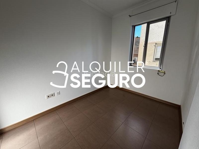 Foto 35160ea2-7464-4dc8-9945-94aeea2d6eb7. Alquiler piso  c antonio salvador en Almendrales Madrid