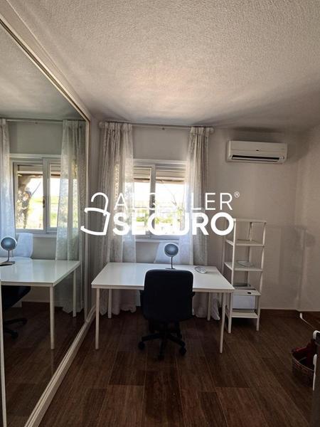 Foto f4728e0c-1757-423d-a283-77a3b6c81d7c. Rent flat with parking in Joaquina Eguaras Granada