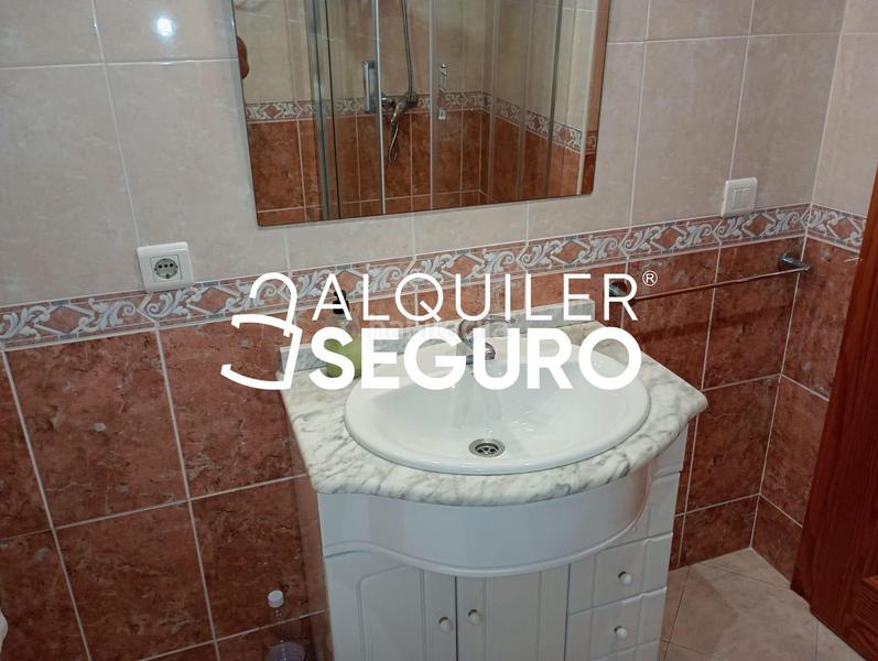 Foto 10fc66e8-adb5-4eb6-8fd5-a3f6d4098e50. Alquiler piso  av. del obispo angel herrera oria en Málaga