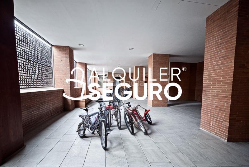 Foto df5641a4-82d5-44a9-9183-2315ea0dbcff. Lloguer pis amb calefacció aparcament piscina a Montecarmelo Madrid