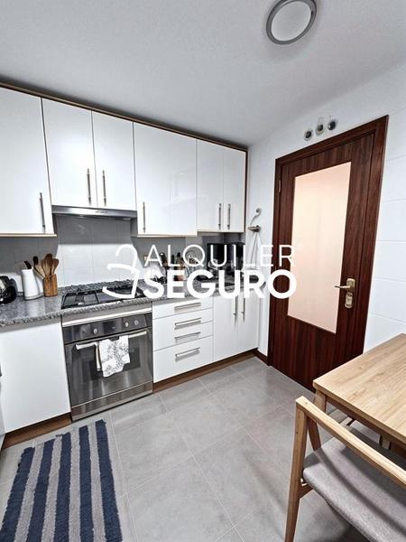 Foto 5c4eeec8-93b9-42b6-9531-eb7e30e47220. Rent flat with heating parking pool in Montecarmelo Madrid