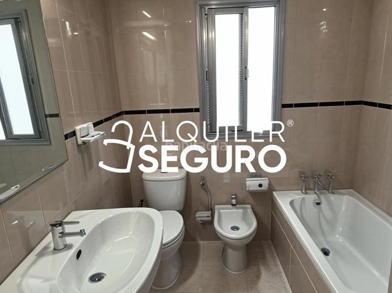 Foto 8b87dcd8-4f5e-4bd4-b226-039940322d43. Alquiler piso  av. de Bellavista en Bellavista Sevilla