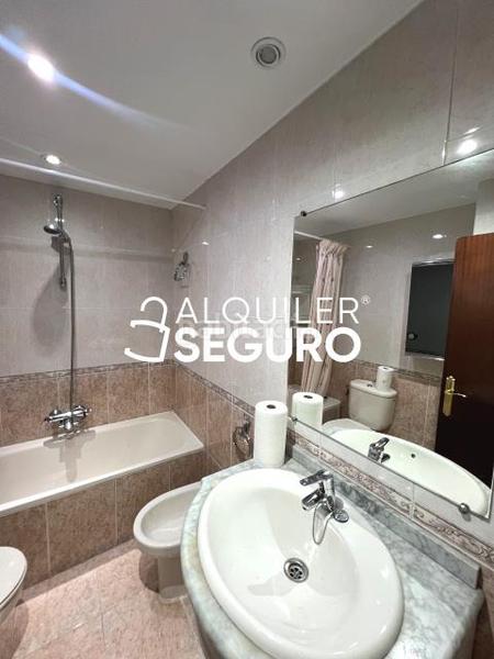 Foto 476bfb6e-47c2-46c0-824e-a1991031b360. Rent flat with heating pool in Los Rosales Madrid