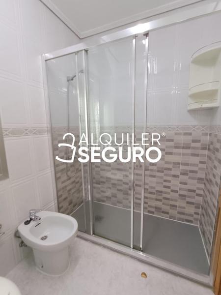 Foto 86bd3f84-af21-44a0-b098-53bb1f7eb3b8. Alquiler piso  pl. tarifa en Puerta Bonita Madrid