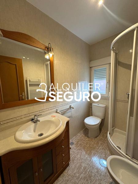 Foto cde48ec8-af73-4db1-8a20-990c5c086109. Alquiler piso  c virgen de lluc en Quintana Madrid