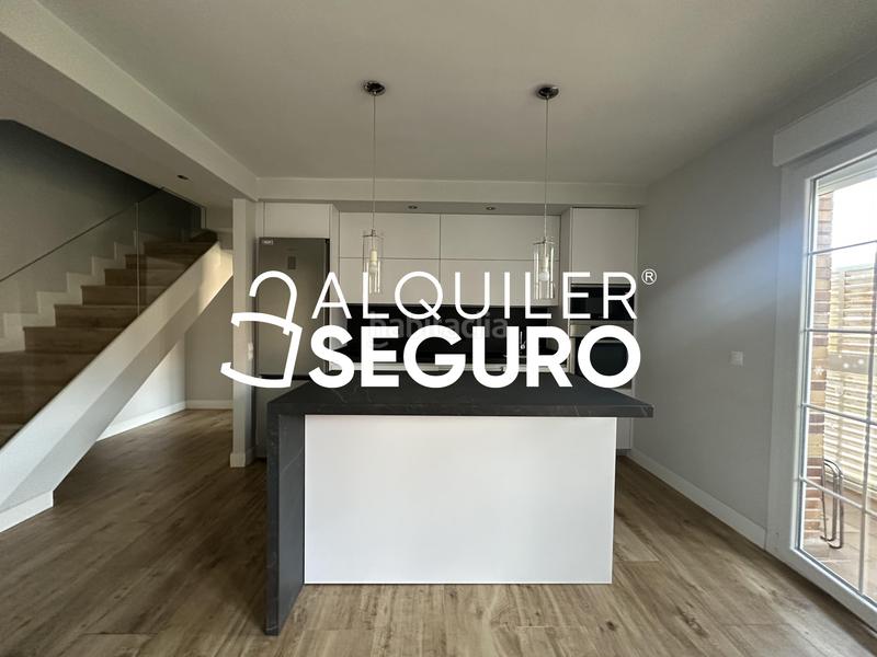 Foto 73f10f72-2dda-4273-9973-e0e591bb0ca6. Rent penthouse with heating parking pool in Centro Villanueva del Pardillo