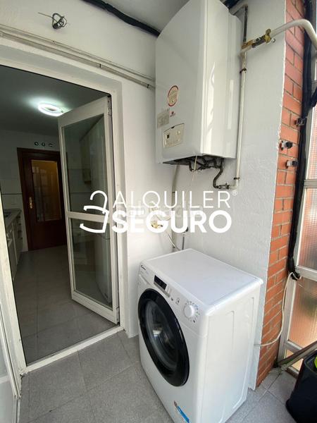 Foto 0808cf54-7fe5-40c0-801a-0dddb87f1000. Lloguer pis amb calefacció aparcament a Numancia Madrid