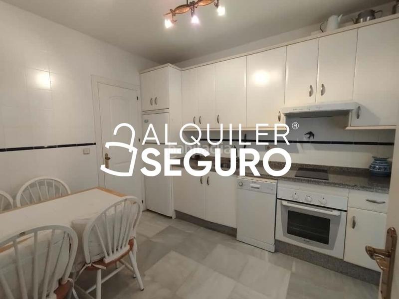 Foto 72520433-bd4b-483f-b288-4611dd639273. Alquiler chalet  av. ceuta en La Carolina - Guadalpín Marbella