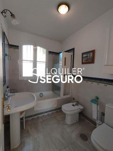 Foto f27f3fc7-d886-485e-bd78-c6aacc7f0528. Alquiler chalet  av. ceuta en La Carolina - Guadalpín Marbella