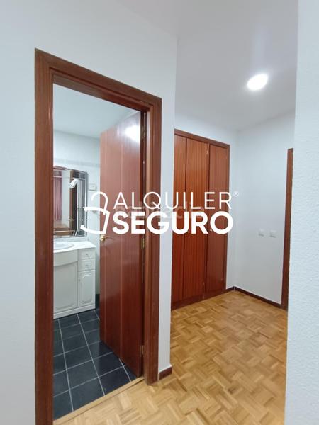 Foto b20055fe-693e-46ad-8ba4-8b2bd0e19cc8. Alquiler piso  c mica en Butarque Madrid