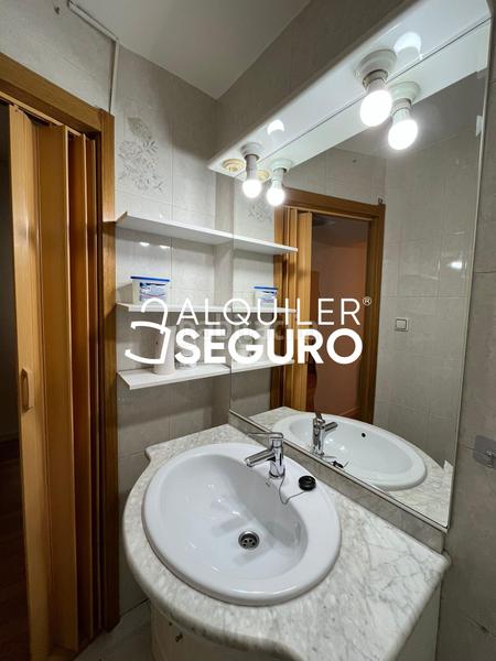 Foto e29ce906-2e33-49cd-a3eb-a14bfb6c7259. Alquiler piso  c enrique velasco en Numancia Madrid