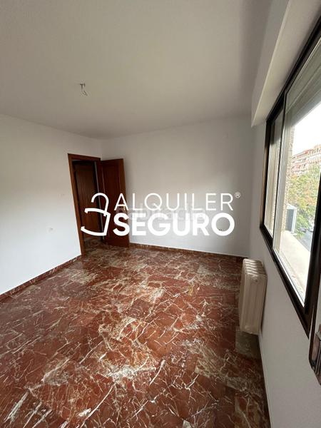 Foto 7106c710-93ad-43fc-a0a0-4da74369080e. Alquiler piso  av. del sur en Pajaritos Granada