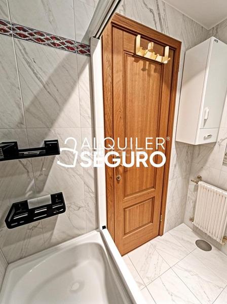 Foto a3a24596-9b21-448e-bd75-85542014b8b0. Rent flat with heating pool in Pinar del Rey Madrid