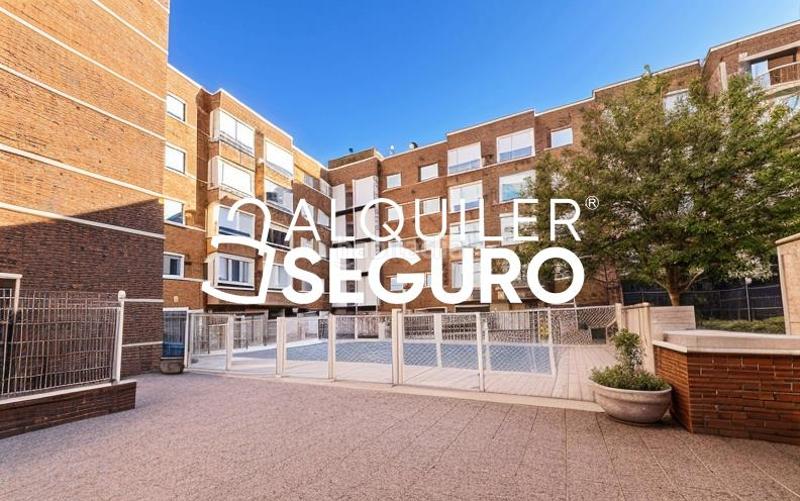 Foto c198107b-f8b9-4621-a925-d53ef5aec4fd. Rent flat with heating pool in Pinar del Rey Madrid
