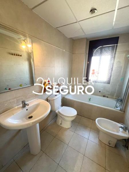 Foto 9443f5c2-f4a0-4a1a-8d3e-0bb6180b2975. Alquiler piso  c caballeros en Esquivias