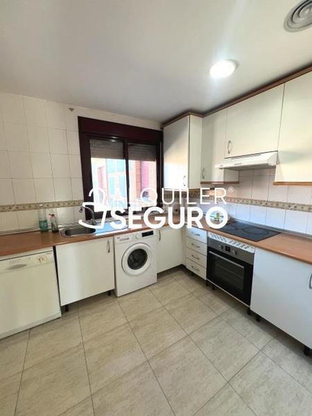 Foto b2977f9e-2ed8-4abb-b801-73415ce64d1c. Alquiler piso  c caballeros en Esquivias