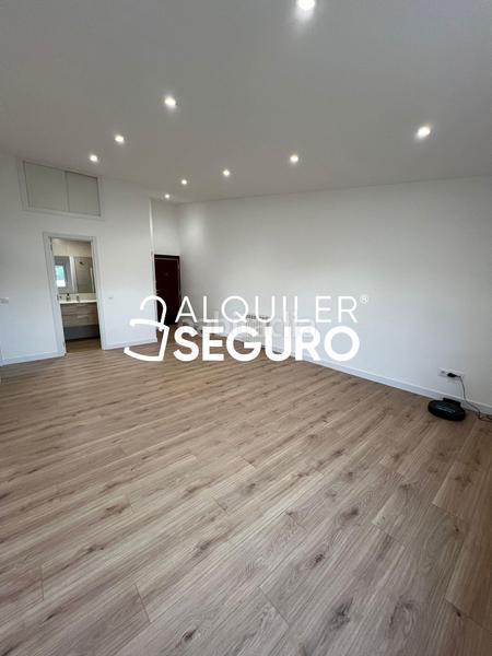 Foto fef36a9a-29d7-431f-8e45-d674e8fdeb6e. Alquiler piso  c telémaco en Salvador Madrid