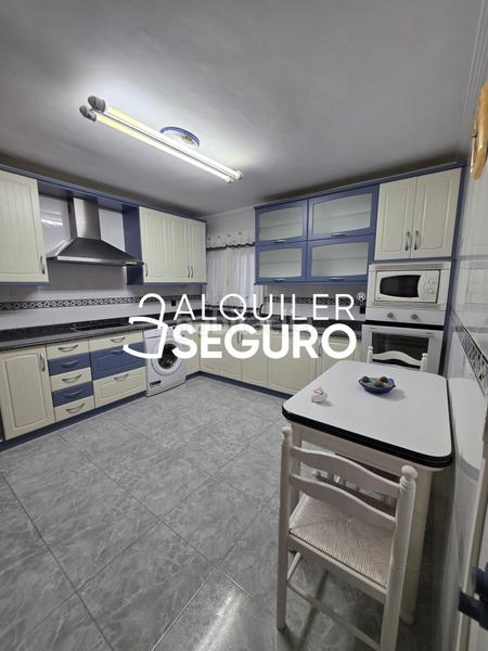 Foto 38310eed-c543-43aa-bf04-a312f48217da. Rent flat with heating parking in Azeta - Abatxolo Portugalete