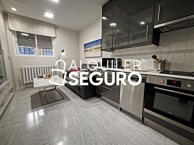 Foto 0387ba6a-54ad-4dd3-a2d8-4e162c24eb7d. Miete etagenwohnung mit heizung in Los Cármenes Madrid