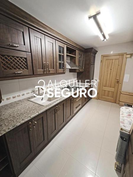 Foto d6c51a2b-f82f-4cb5-aa35-3f7358f0ce55. Alquiler chalet  c maria moliner en Loeches