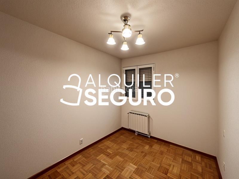 Foto b5bbd1f1-5d9c-451f-9198-352c2d395f39. Rent flat with heating parking in Numancia Madrid
