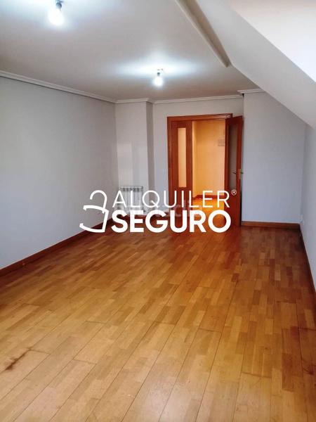 Foto 63dad51b-58e0-49d3-8424-c346c9743ee3. Rent penthouse with heating parking in Parquesol Valladolid