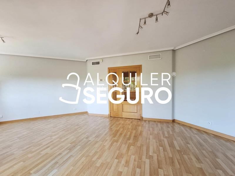 Foto 0a14b1da-c6c2-49f6-9887-a799e1c6873f. Rent flat with heating parking pool in Monte el Pilar Majadahonda