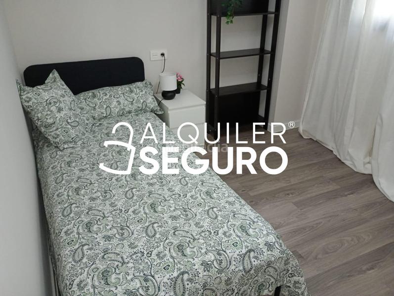 Foto 5fcd39b5-43e3-43e8-a6e9-1657e44daa1d. Alquiler piso  av. octavio paz en El Atabal Málaga