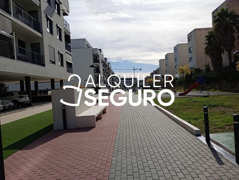 Foto 81d1296a-62b6-4301-aba5-def8bb2f2233. Alquiler piso  av. octavio paz en El Atabal Málaga