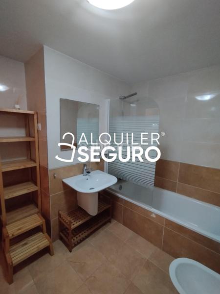 Foto 409246fb-3d0d-4984-a9a4-e2f03ccc3bc1. Alquiler piso  c narciso en Los Pacos Fuengirola