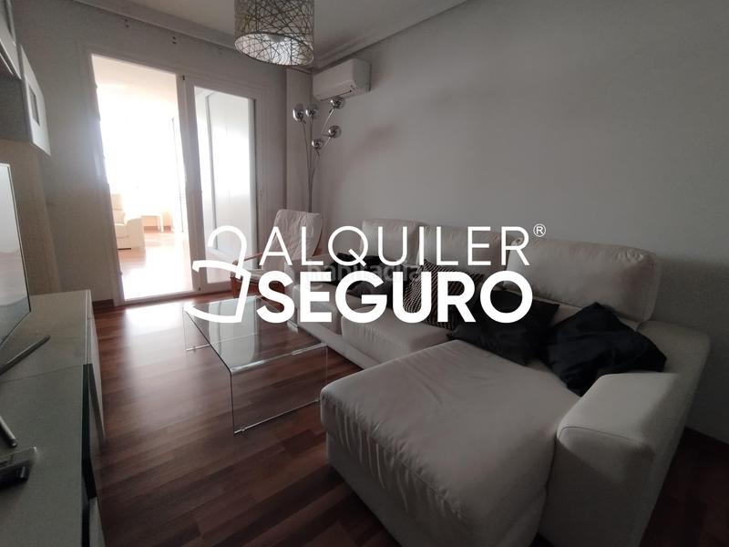 Foto 941bfe3c-e1d8-4ce5-8b4d-4e773ebdd052. Alquiler piso  c narciso en Los Pacos Fuengirola