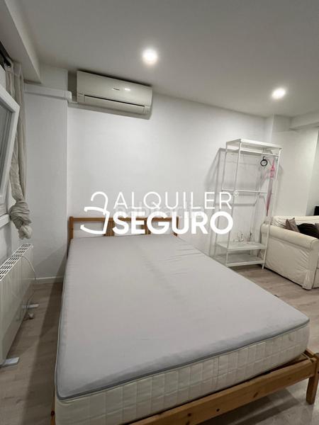 Foto 0518cef6-cce7-44cf-8feb-2f69a4f84384. Rent studio with heating parking pool in Acacias Madrid