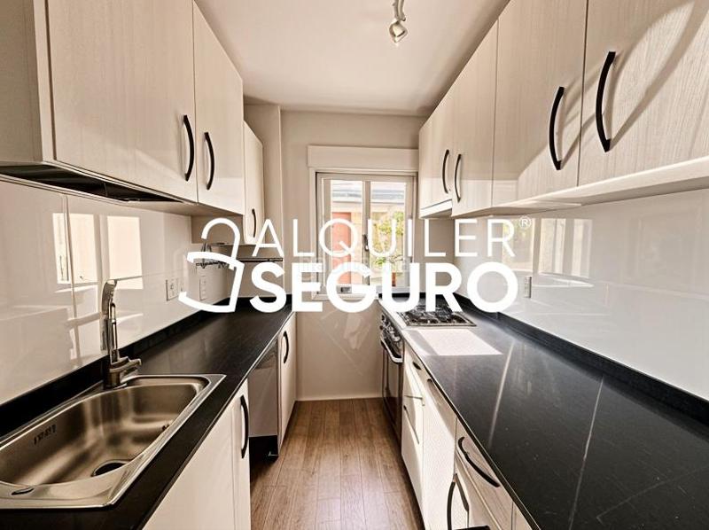 Foto f5721e77-d26a-4843-8099-46b50cfbc3e9. Alquiler piso  av. de san luis en Pinar del Rey Madrid