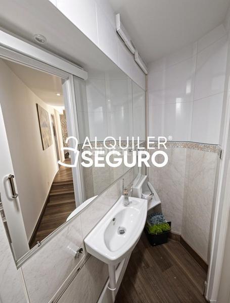 Foto 9875885b-80d3-4aae-8ab0-7f3a5a2f669e. Affitto locale commerciale in La Sagrera Barcelona