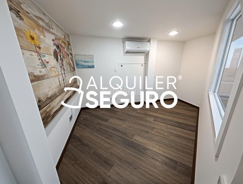 Foto eaf6be47-fb59-4322-a762-5067fd50518c. Alquiler local comercial local dhondures en La Sagrera Barcelona