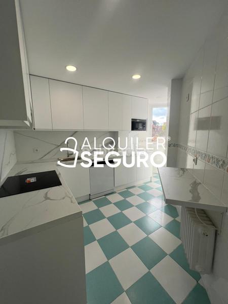Foto b152f417-649a-4294-863c-76a5a222162f. Alquiler piso  c mequinenza en Canillejas Madrid